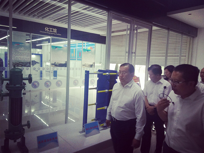 王忠林书记到AK官方网站集团展位观展