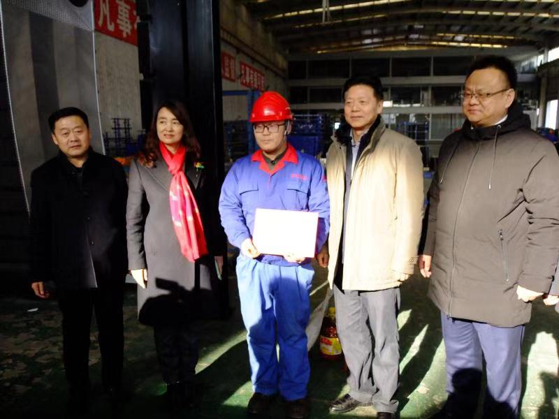 济南市总工会常务副主席傅金峰到AK官方网站集团走访慰问