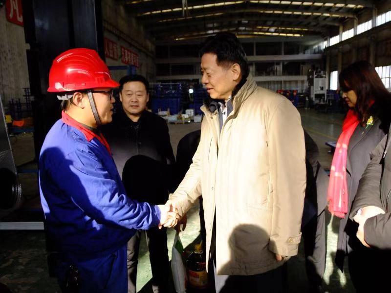 济南市总工会常务副主席傅金峰到AK官方网站集团走访慰问